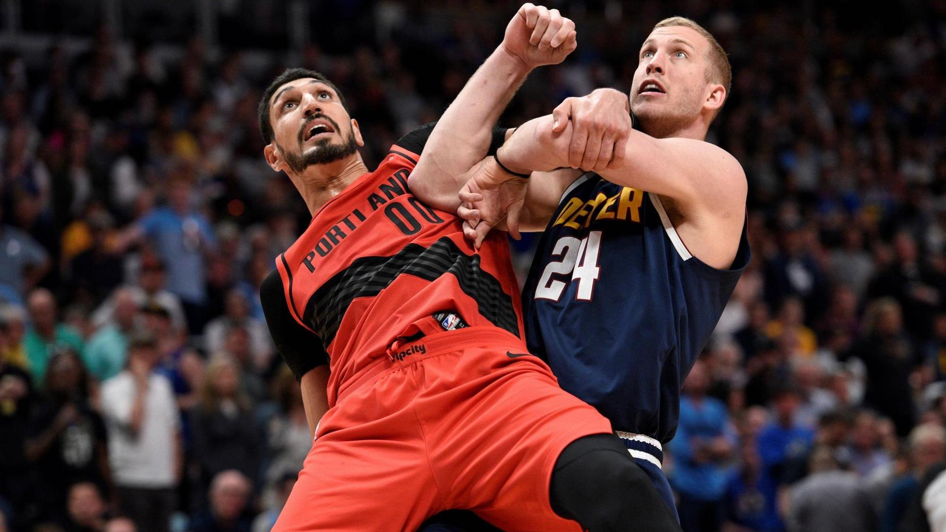 Denver Nuggets-Spieler Mason Plumlee (rechts) kämpft mit dem türkischen Basketballer Enes Kanter (Portland Trail Blazer-Mitte) (links) während des NBA-Basketball-Spiels um die bessere Spielposition Todd Pierson Denver Nuggets-Spieler Mason Plumlee (rechts) kämpft mit dem türkischen Basketballer Enes Kanter (Portland Trail Blazer-Mitte) (links) während des NBA-Basketball-Spiels um die bessere Spielposition Todd Pierson