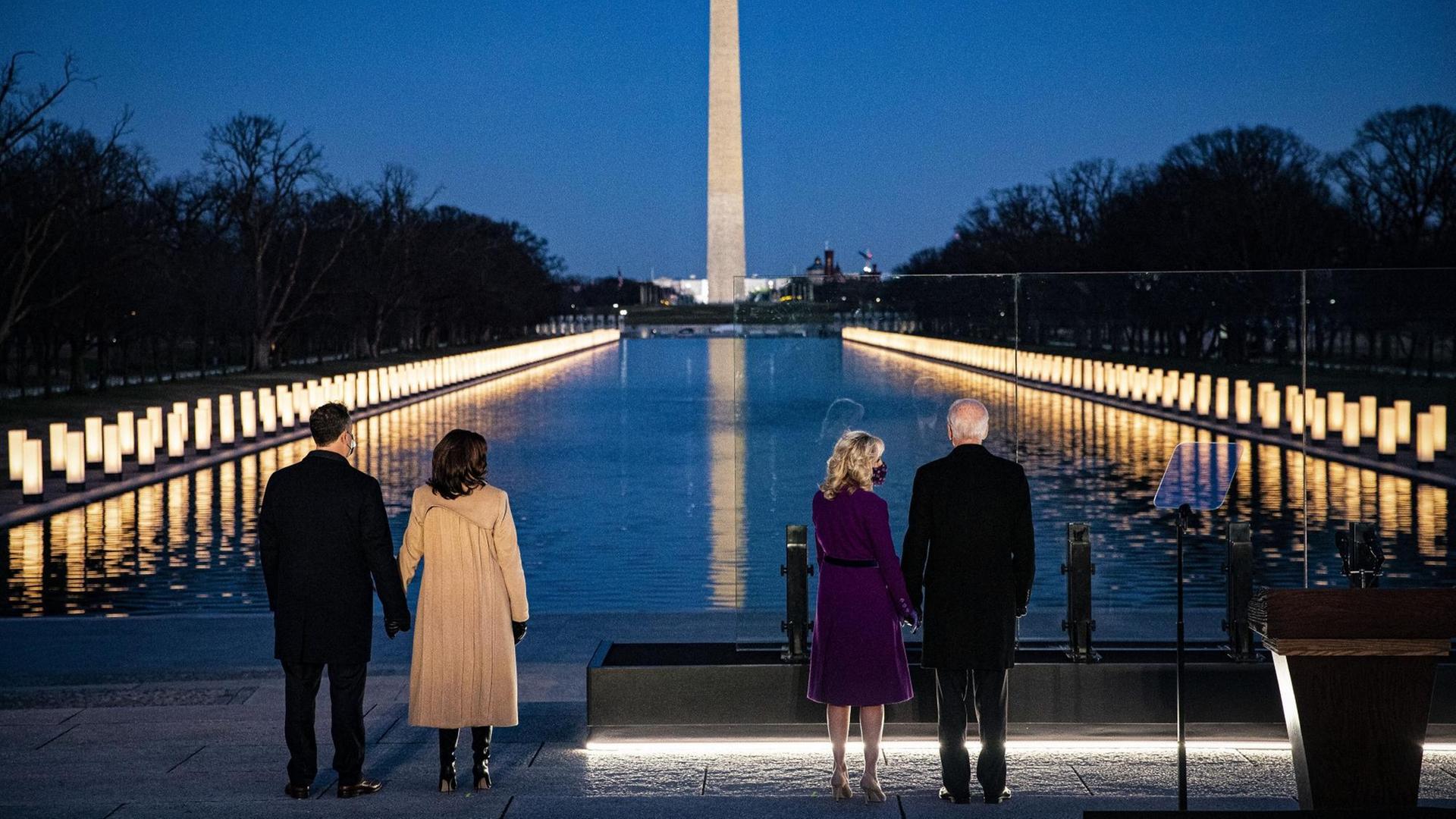 Der gewählte US-Präsident Joe Biden und seine Frau Jill und Vize-Präsidentin Kamala Harris mit ihrem Ehemann Douglas Emhoff stehen abends am von Lichtern erleuchteten Lincoln Memorial. Der gewählte US-Präsident Joe Biden und seine Frau Jill und Vize-Präsidentin Kamala Harris mit ihrem Ehemann Douglas Emhoff stehen abends am von Lichtern erleuchteten Lincoln Memorial.