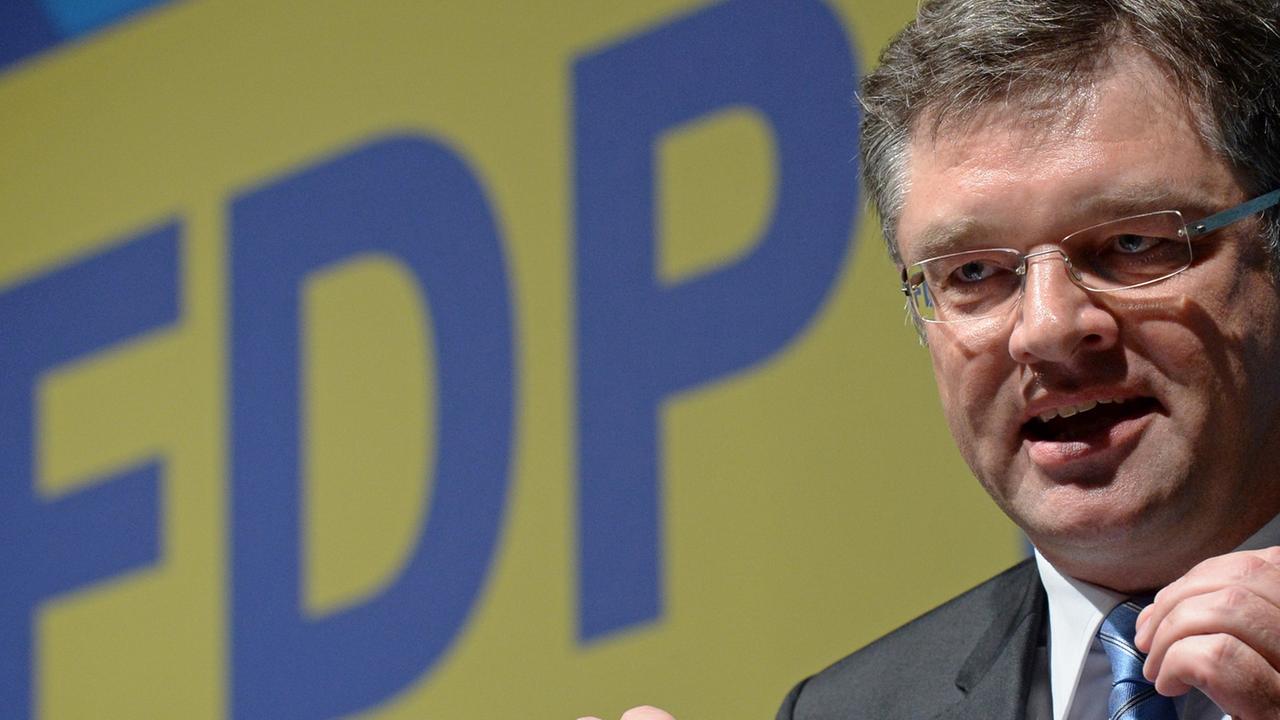 Der Vorsitzende der sächsischen FDP, Holger Zastrow, spricht am 03.05.2014 auf dem Landesparteitag der FDP in Chemnitz (Sachsen). Der Vorsitzende der sächsischen FDP, Holger Zastrow, spricht am 03.05.2014 auf dem Landesparteitag der FDP in Chemnitz (Sachsen).