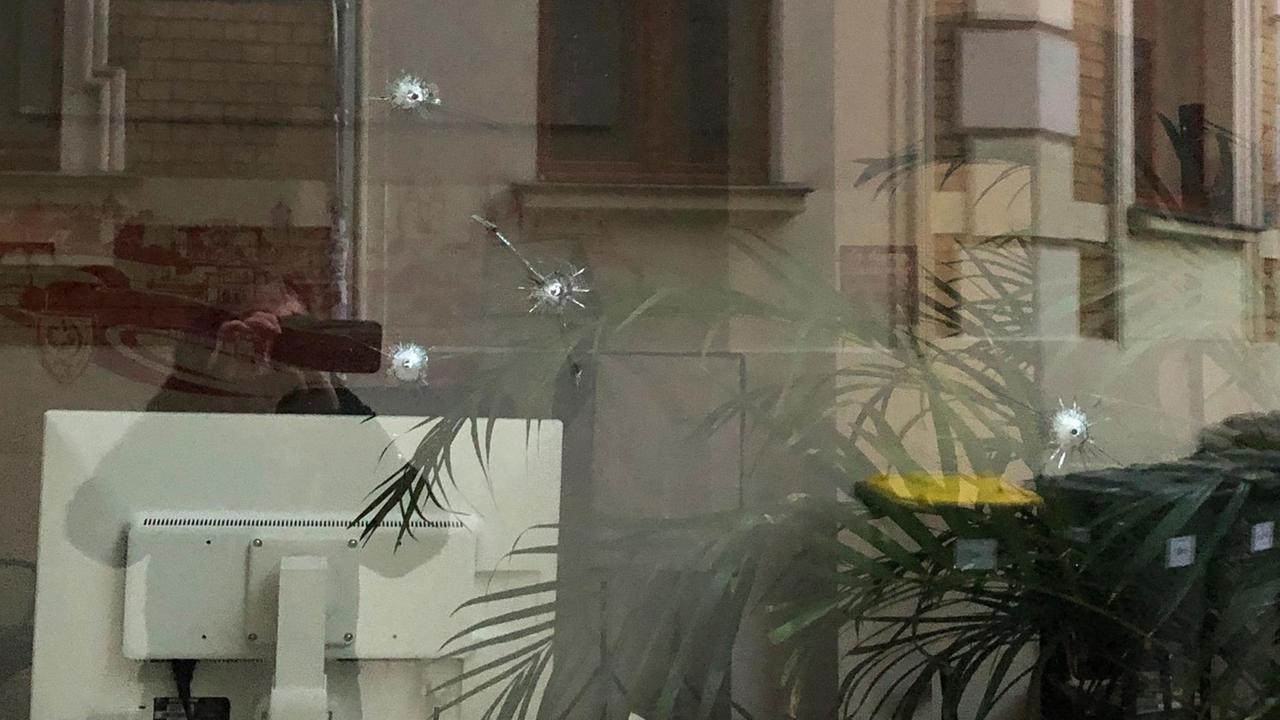 Sachsen-Anhalt, Halle: Einschusslöcher sind in einer Scheibe des Büros von SPD-Bundestagsabgeordneten Karamba Diaby in Halle zu sehen. Sachsen-Anhalt, Halle: Einschusslöcher sind in einer Scheibe des Büros von SPD-Bundestagsabgeordneten Karamba Diaby in Halle zu sehen.