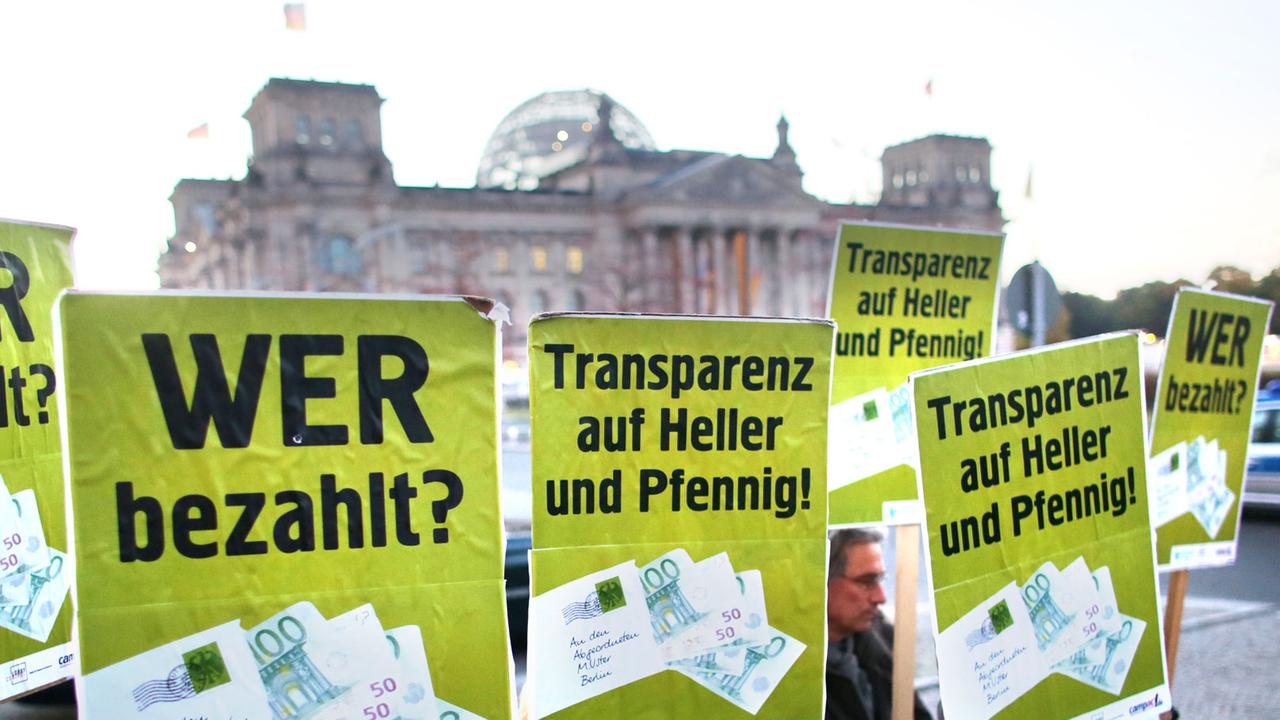 Aktivisten demonstrieren am 18.10.2012 in Berlin vor dem Reichstag für mehr Transparenz bei den Nebeneinkünften von Bundestagsabgeordneten. Aktivisten demonstrieren am 18.10.2012 in Berlin vor dem Reichstag für mehr Transparenz bei den Nebeneinkünften von Bundestagsabgeordneten.