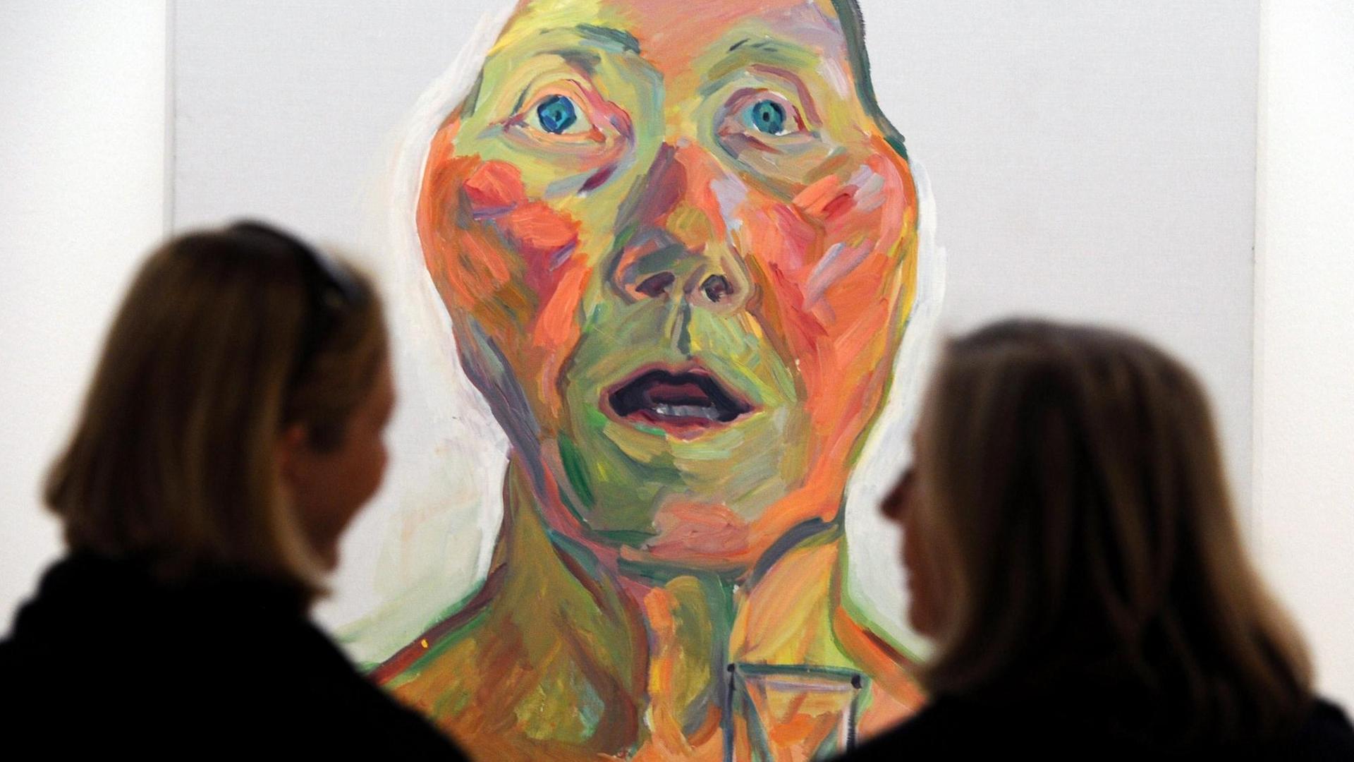 Zwei Besucherinnen vor einem Gemälde der Künstlerin Maria Lassnig im Lenbachhaus in München. Zwei Besucherinnen vor einem Gemälde der Künstlerin Maria Lassnig im Lenbachhaus in München.