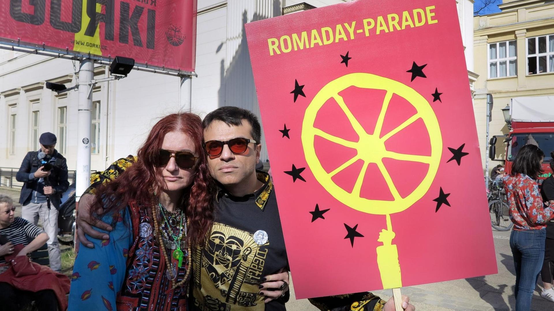 Hamze Bytyci und DeLaine Le Bas , die Organisatoren der die Roma Biennale. Hamze Bytyci und DeLaine Le Bas , die Organisatoren der die Roma Biennale.