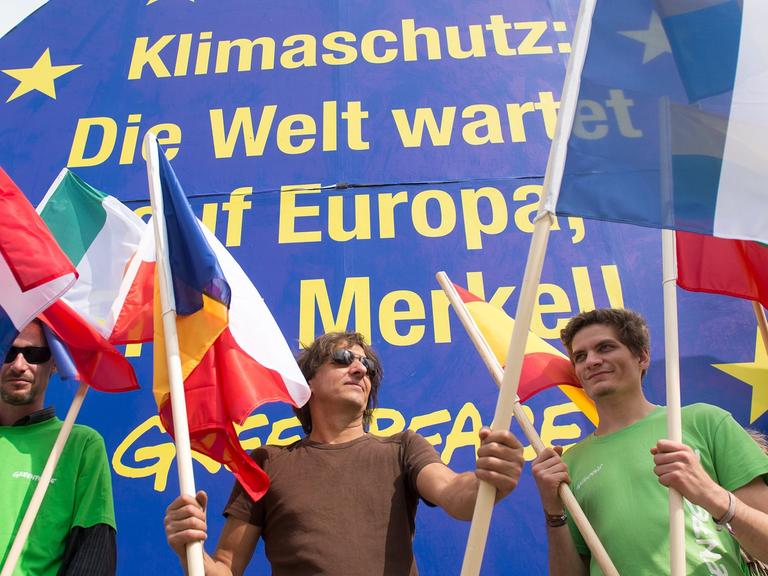 Aktivisten von Greenpeace demonstrieren am 14.07.2014 in Berlin vor dem Tagungsort des 5. Petersberger Klimadialogs.
