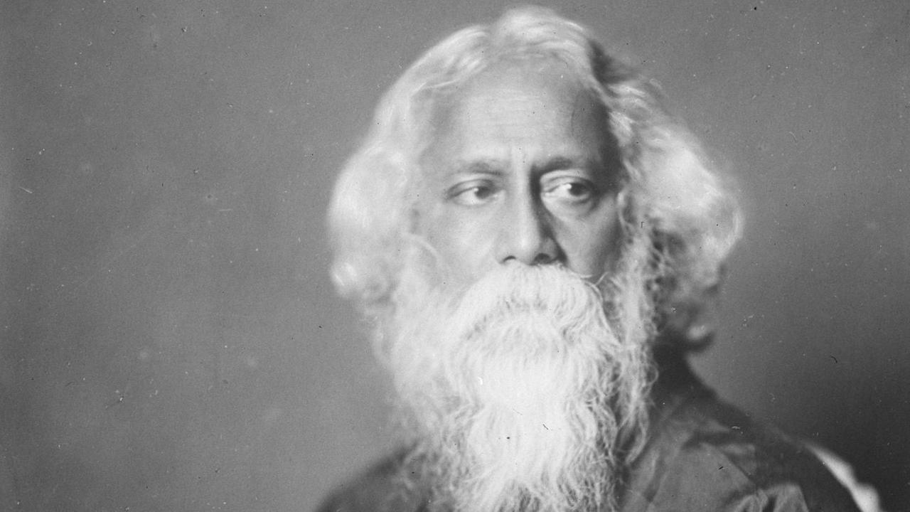 Der Philosoph, Dichter und Maler Rabindranath Tagore am 24. Juni 1926 in Indien. Ein alter Mann mit langem weißem Bart und Haaren sitzt auf einem Stuhl.