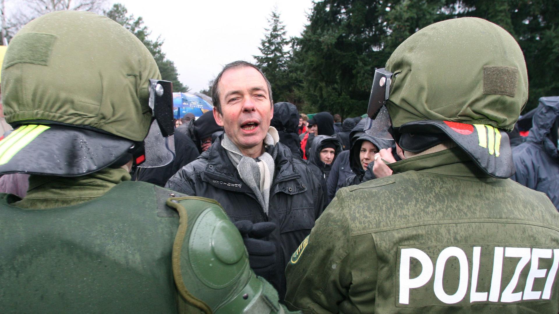 Der Berliner Historiker Hans Coppi, Veranstalter der Demonstration gegen den Neonazi-Aufmarsch, spricht im brandenburgischen Halbe am Samstag (03.03.2007) mit Polizisten. Auf dem Soldatenfriedhof von Halbe liegen 24 000 deutsche Tote aus der Schlussphase des Zweiten Weltkriegs. Der Berliner Historiker Hans Coppi, Veranstalter der Demonstration gegen den Neonazi-Aufmarsch, spricht im brandenburgischen Halbe am Samstag (03.03.2007) mit Polizisten. Auf dem Soldatenfriedhof von Halbe liegen 24 000 deutsche Tote aus der Schlussphase des Zweiten Weltkriegs.