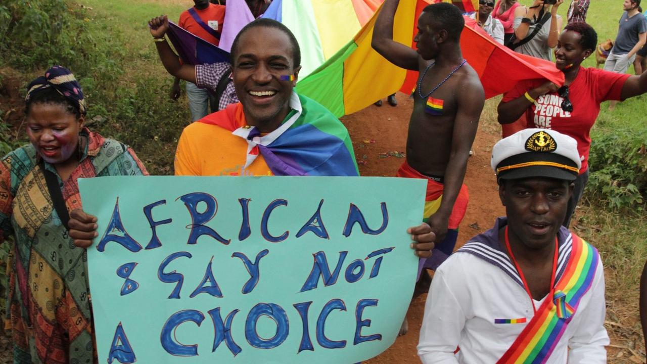 Schwule und lesbische Aktivisten im August 2012 tanzen bei der Gay-Pride-Parade im Botanischen Garten von Ugandas Hauptstadt Entebbe. Schwule und lesbische Aktivisten im August 2012 tanzen bei der Gay-Pride-Parade im Botanischen Garten von Ugandas Hauptstadt Entebbe.