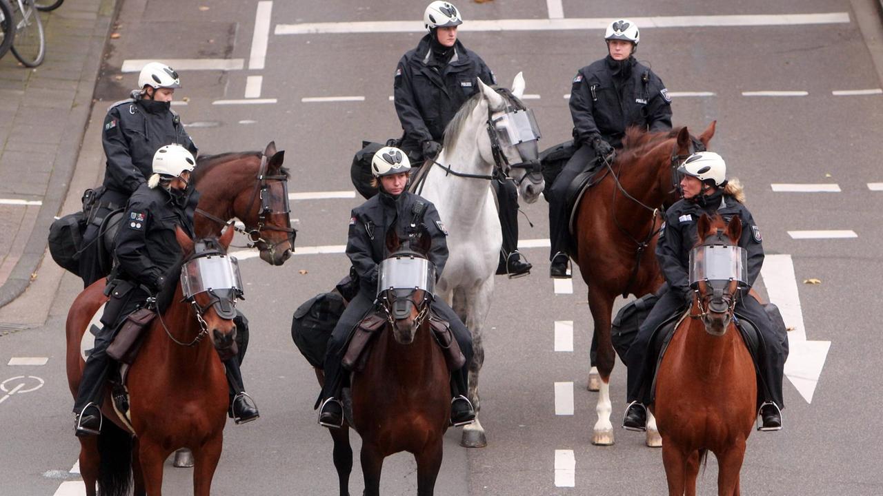 Eine Reiterstaffel der Polizei während einer Demonstration.