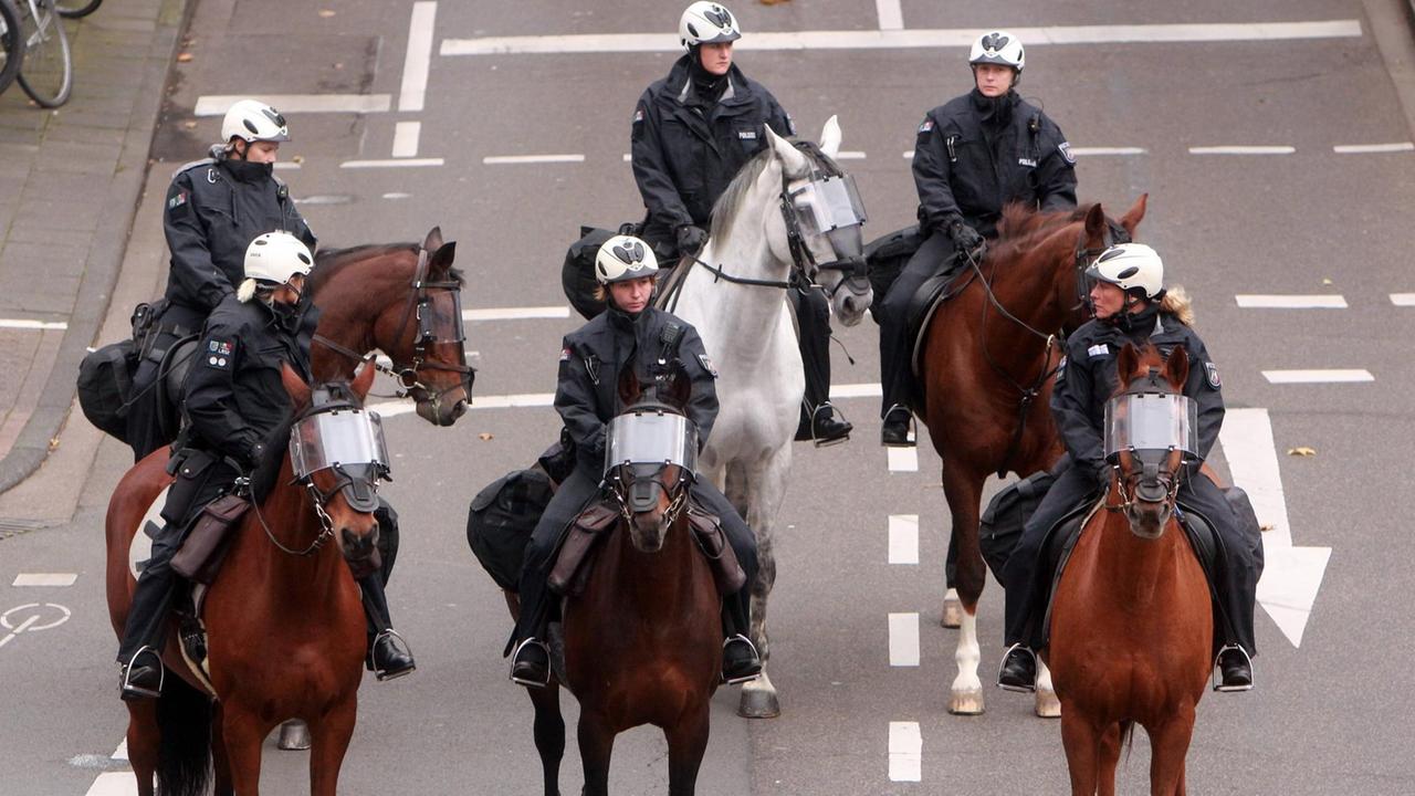 Eine Reiterstaffel der Polizei während einer Demonstration. Eine Reiterstaffel der Polizei während einer Demonstration.