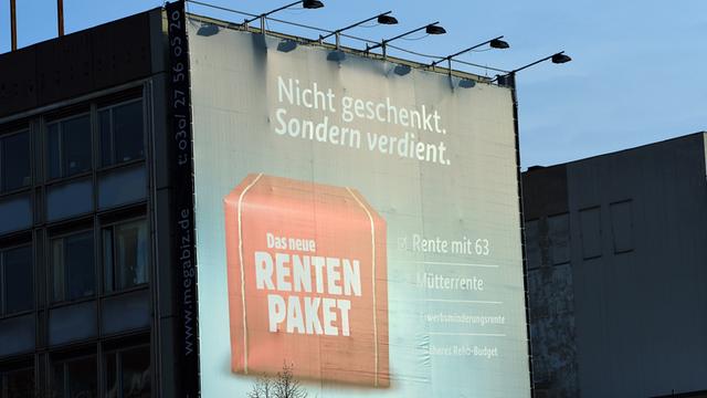 Ein riesiges Werbeplakat zum Rentenpaket des Ministeriums für Arbeit und Soziales hängt in Berlin an einer Häuserwand.