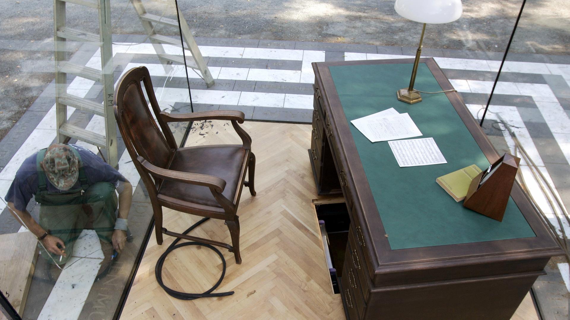 Ein Mitarbeiter einer Verglasungsfirma entfernt am Dienstag (12.07.2005) am Denkmal des ehemaligen Arbeitszimmers von Theodor W. Adorno im Frankfurter Stadtteil Bockenheim die Dichtungen der Glasscheiben, die um das Denkmal gebaut wurden. Das Kunstwerk, das bereits dreimal durch Vandalismuss zerstört wurde, soll am Abend mit einer Wiederherstellungs-Feier unter dem Titel "A night with Adorno" erneut zur Schau gestellt werden. Ein Mitarbeiter einer Verglasungsfirma entfernt am Dienstag (12.07.2005) am Denkmal des ehemaligen Arbeitszimmers von Theodor W. Adorno im Frankfurter Stadtteil Bockenheim die Dichtungen der Glasscheiben, die um das Denkmal gebaut wurden. Das Kunstwerk, das bereits dreimal durch Vandalismuss zerstört wurde, soll am Abend mit einer Wiederherstellungs-Feier unter dem Titel "A night with Adorno" erneut zur Schau gestellt werden.