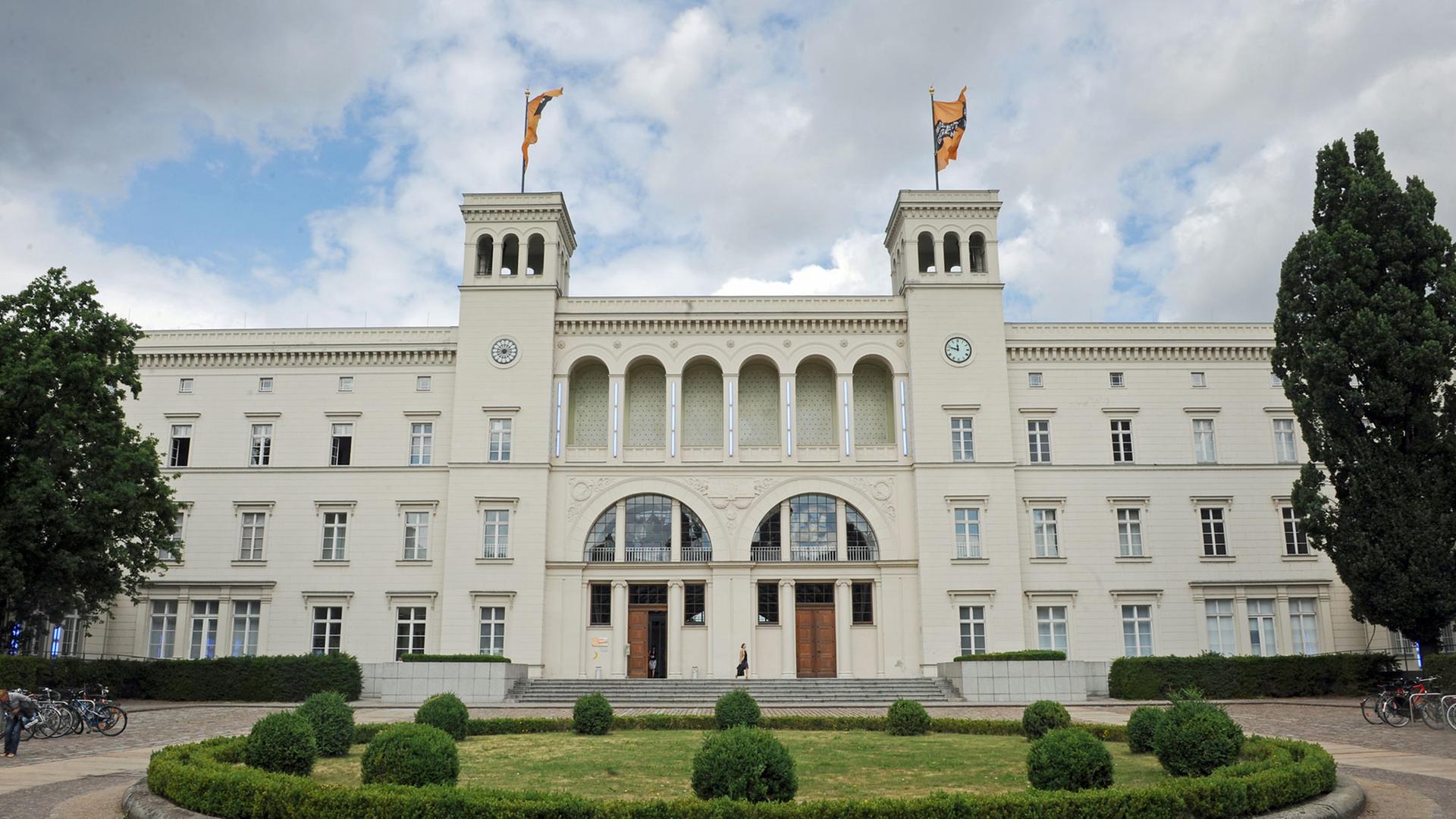 Das Museum Hamburger Bahnhof in Berlin in der Frontansicht. Hier ist bis Ende August die Ausstellung "Hello World" zu sehen Das Museum Hamburger Bahnhof in Berlin in der Frontansicht. Hier ist bis Ende August die Ausstellung "Hello World" zu sehen