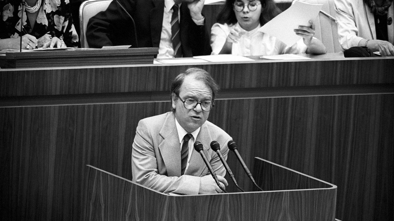DDR - Volkskammertagung zur Deutschen Einheit. Richard Schröder, Fraktionsvorsitzender der SPD-Fraktion, spricht zum Plenum. DDR - Volkskammertagung zur Deutschen Einheit. Richard Schröder, Fraktionsvorsitzender der SPD-Fraktion, spricht zum Plenum.