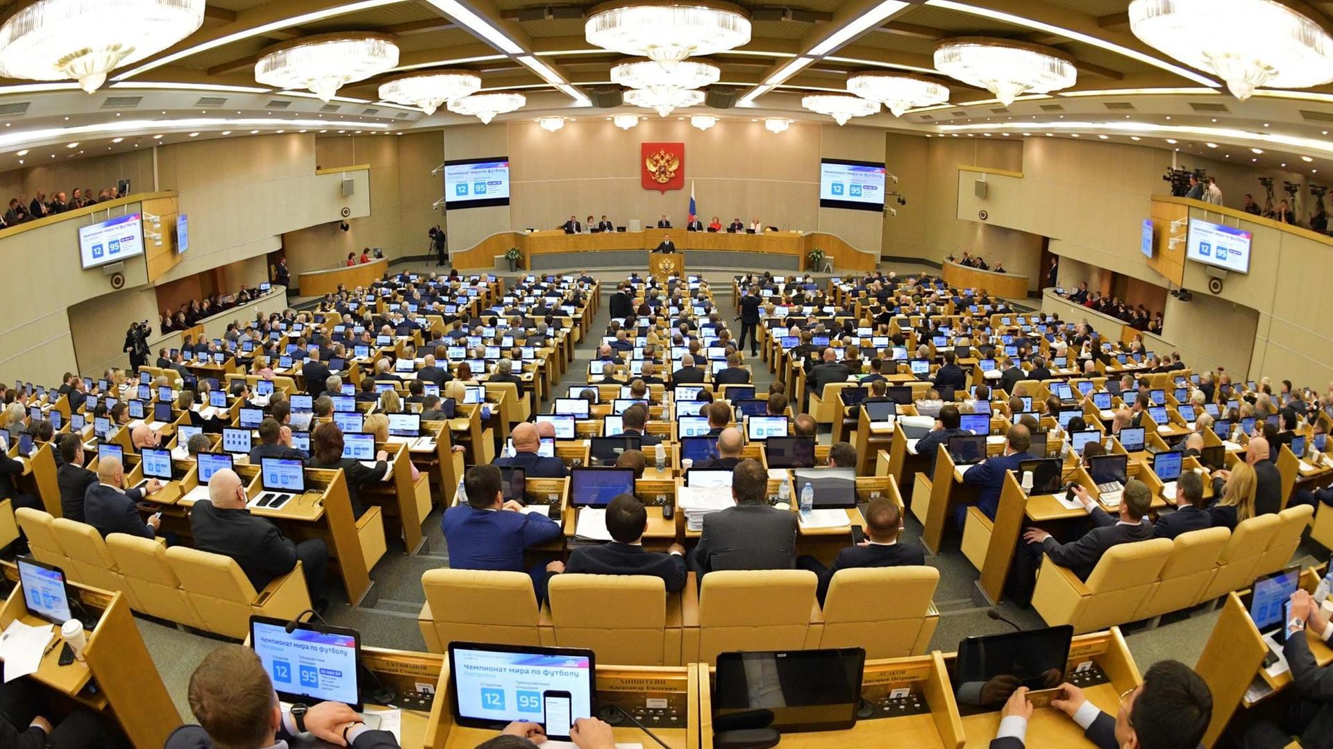 Das russische Parlament, die Staatsduma. Ministerpräsident Dmitry Medwedew hält eine Rede vor deen Abgeordneten. Das russische Parlament, die Staatsduma. Ministerpräsident Dmitry Medwedew hält eine Rede vor deen Abgeordneten.