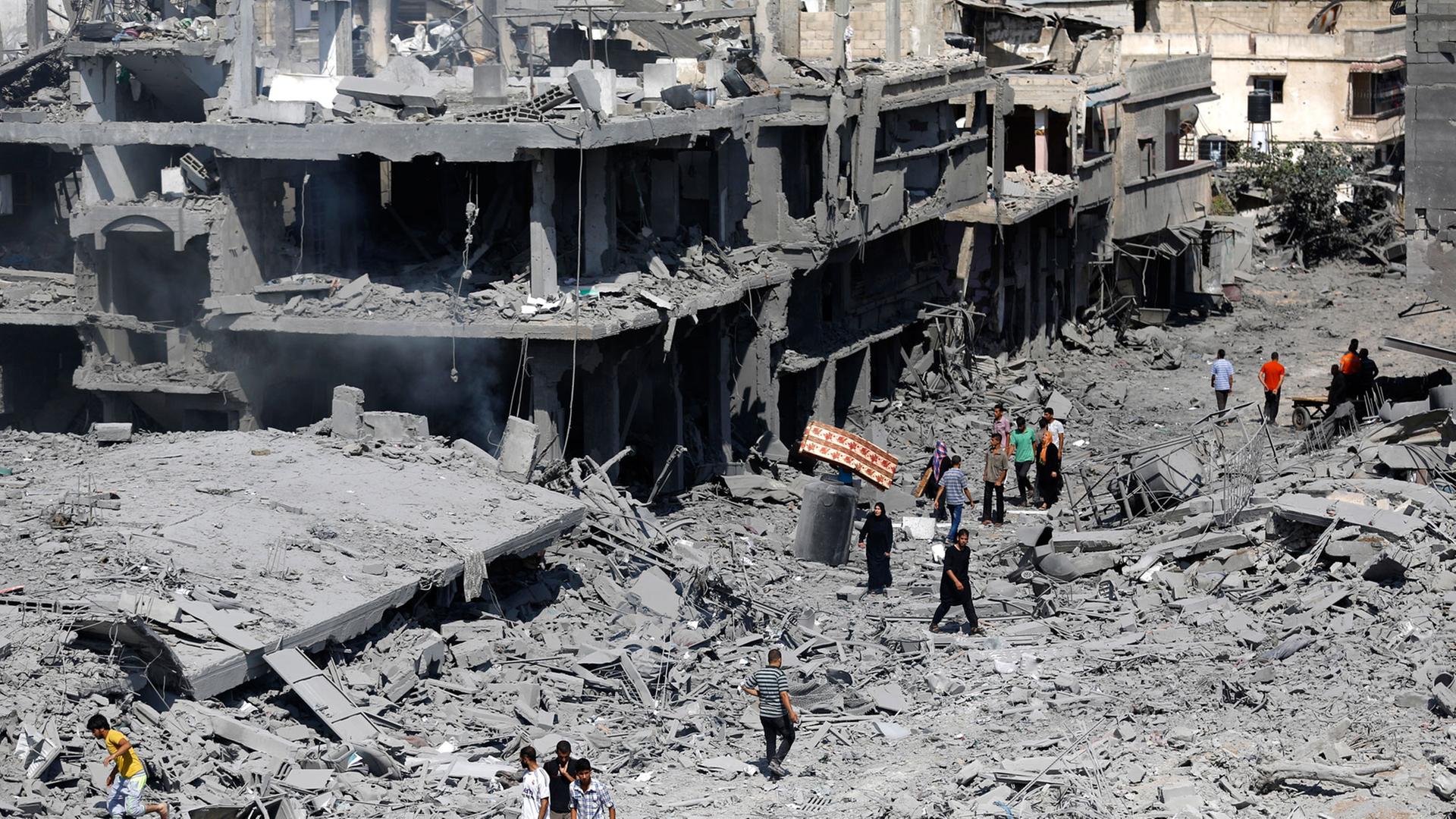 Palästinenser kehren zurück zu ihren zerstörten Häusern in Beit Hanun im Gazastreifen. Palästinenser kehren zurück zu ihren zerstörten Häusern in Beit Hanun im Gazastreifen.