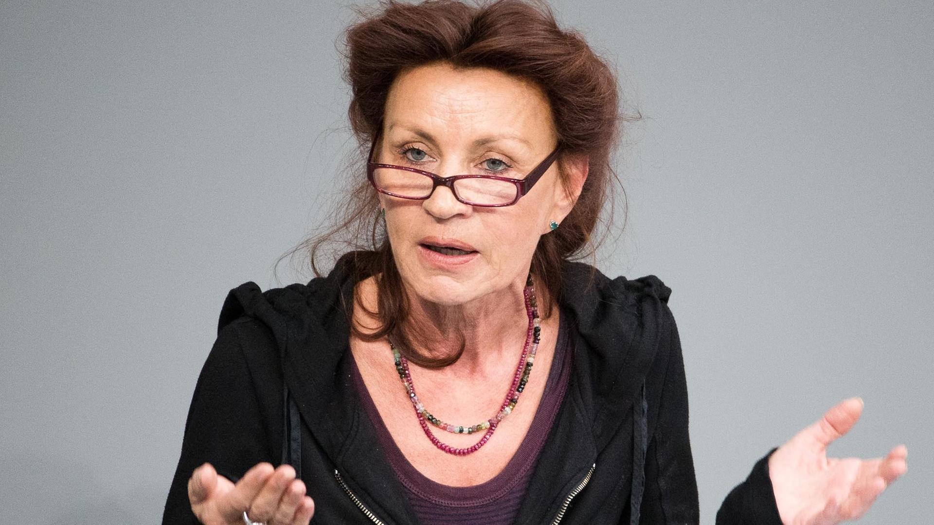 Ulla Jelpke (Die Linke) spricht am 17.01.2014 im Bundestag in Berlin. Auf der Tagesordnung im Bundestag steht unter anderem die Flüchtlingspolitik der EU sowie die Vergünstigungen für stromintensive Unternehmen. Ulla Jelpke (Die Linke) spricht am 17.01.2014 im Bundestag in Berlin. Auf der Tagesordnung im Bundestag steht unter anderem die Flüchtlingspolitik der EU sowie die Vergünstigungen für stromintensive Unternehmen.