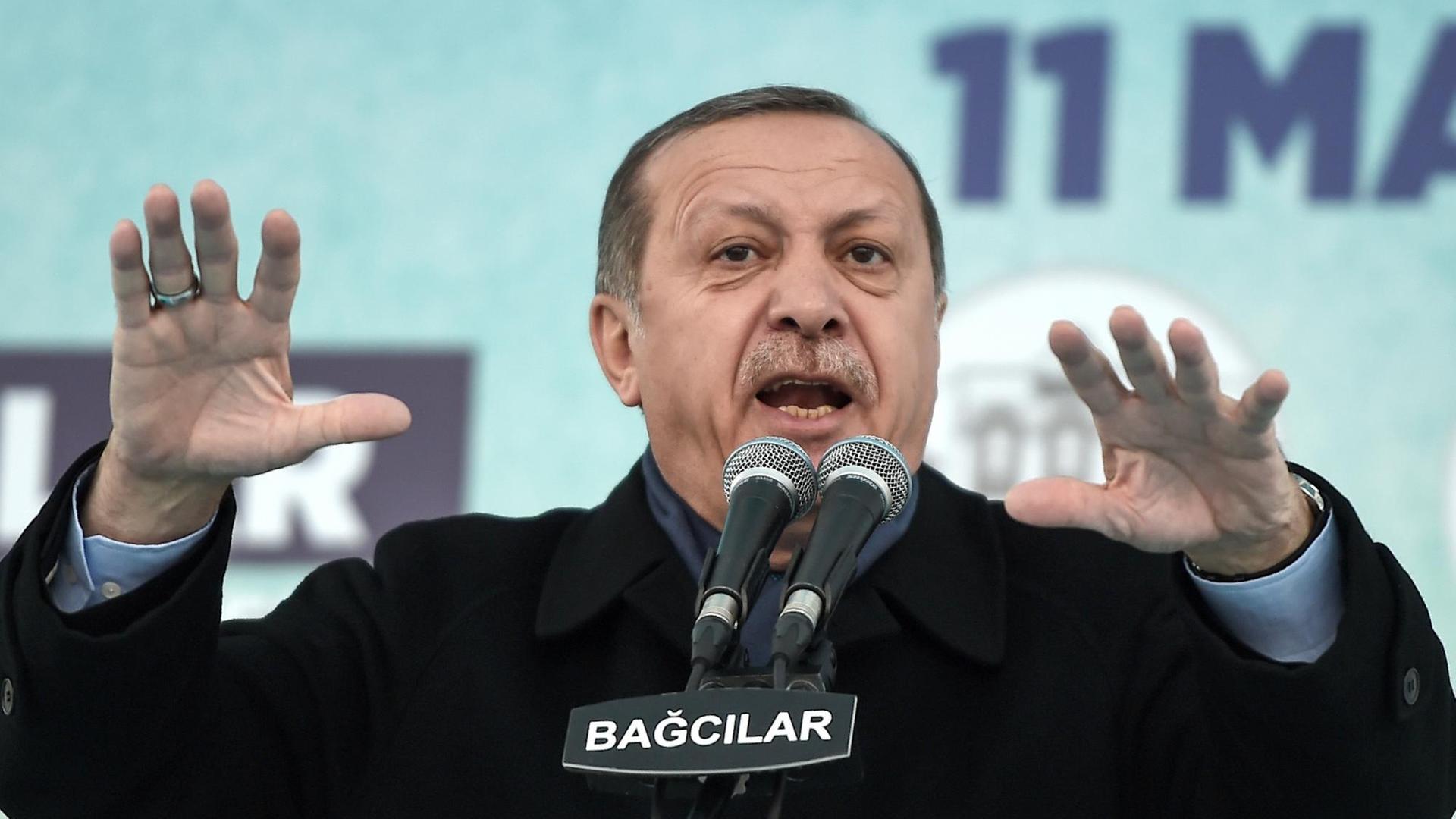 Der türkische Präsident Recep Tayyip Erdogan spricht in Istanbul. Der türkische Präsident Recep Tayyip Erdogan spricht in Istanbul.
