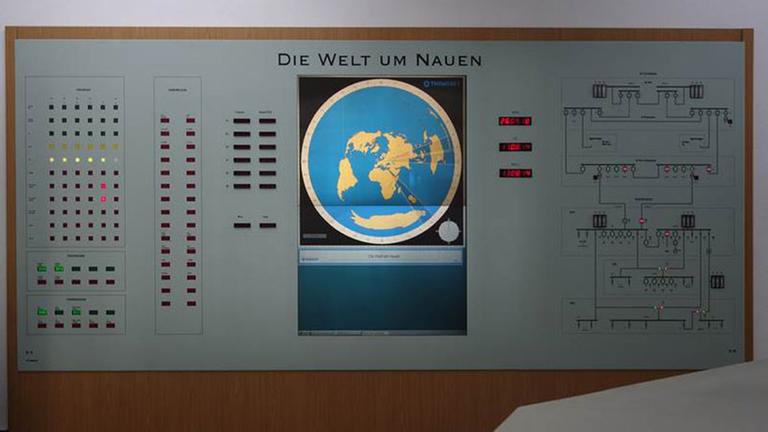 Schalttafel in der Großfunkstelle Nauen mit einer Weltkarte Schalttafel in der Großfunkstelle Nauen mit einer Weltkarte