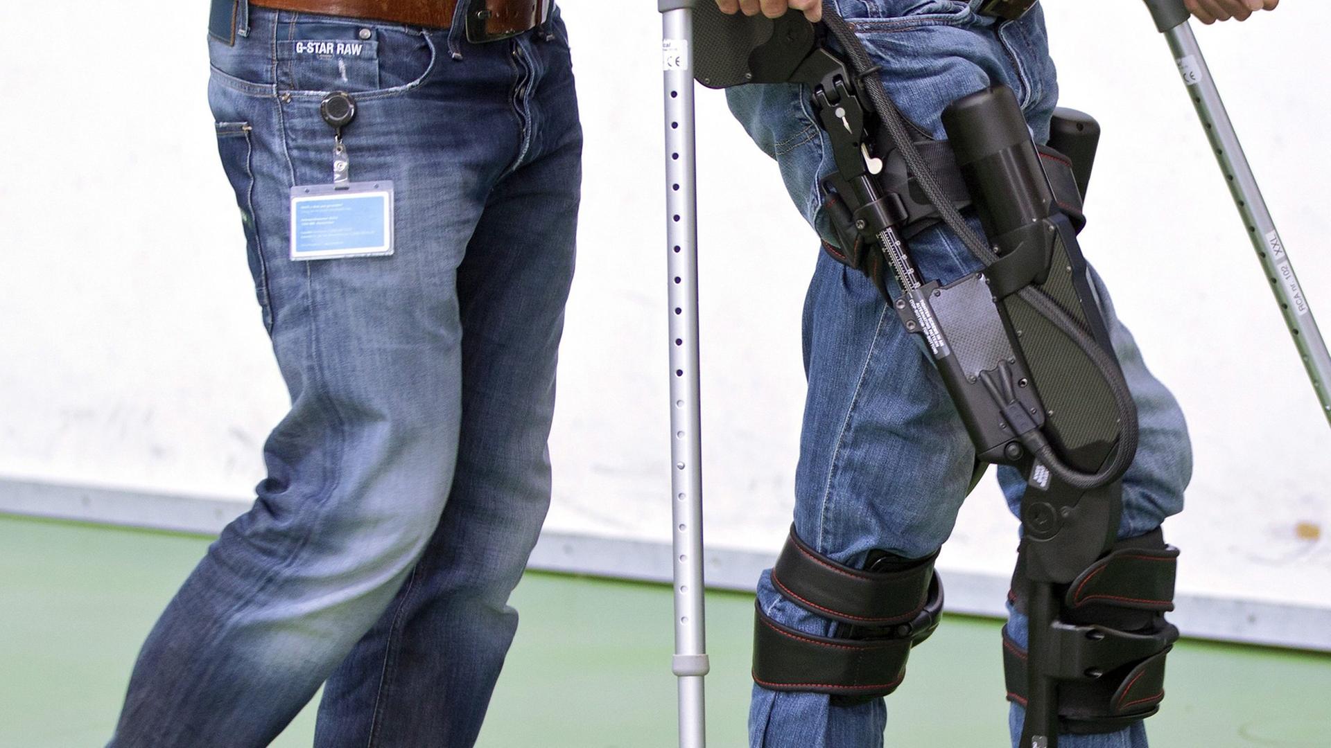 Ein Patient testet ein Exoskelett. Ein Patient testet ein Exoskelett.