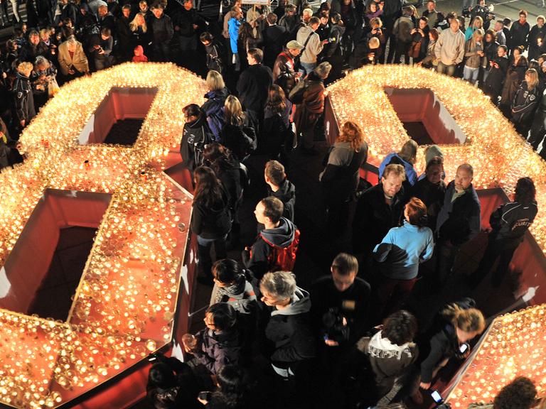 Lichtfest auf dem Leipziger Augustusplatz im Jahr 2010. Leipziger und Gäste der Stadt gestalten eine große 89 aus Kerzen. Mit dem Lichtfest erinnert die Stadt an die historische Montagsdemonstration vom 9. Oktober 1989. Diese Demonstration gilt als der Durchbruch für die Friedliche Revolution in der DDR.