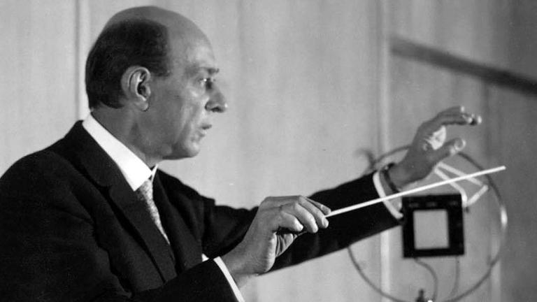 Der Komponist Arnold Schönberg beim Dirigieren des Rundfunk Sinfonie Orchesters Berlin. Der Komponist Arnold Schönberg beim Dirigieren des Rundfunk Sinfonie Orchesters Berlin.