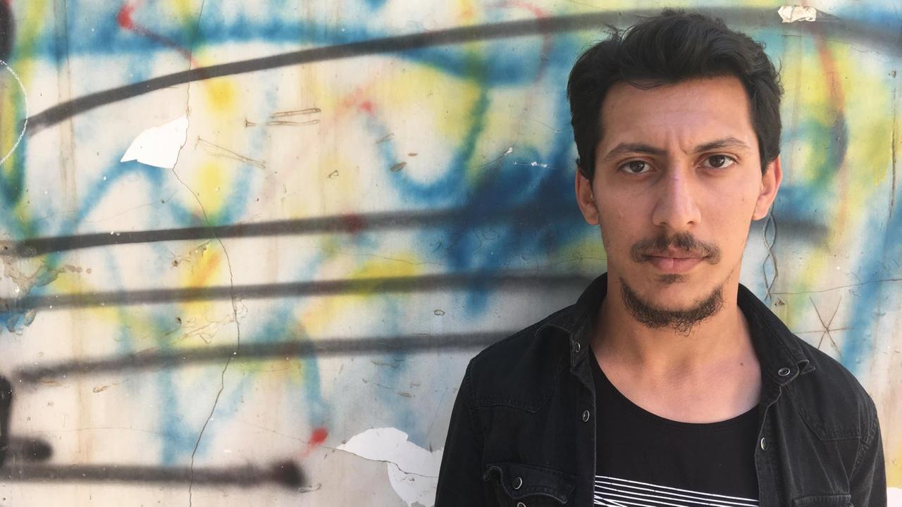 Zaid Saad, einer der Organisatoren des Tarkib-Festivals für zeitgenössische Kunst in Bagdad, steht vor einer Graffitti-Wand Zaid Saad, einer der Organisatoren des Tarkib-Festivals für zeitgenössische Kunst in Bagdad, steht vor einer Graffitti-Wand
