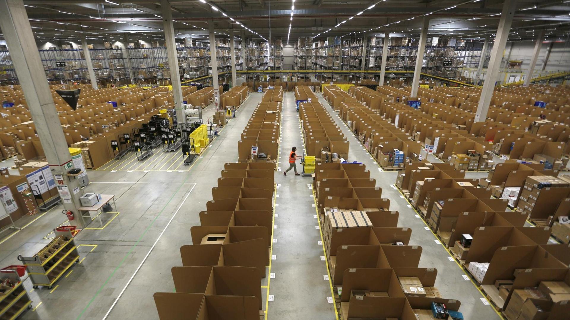 Ein Mitarbeiter transportiert am 28.04.2017 beim Amazon Logistikzentrum in Rheinberg. Ein Mitarbeiter transportiert am 28.04.2017 beim Amazon Logistikzentrum in Rheinberg.