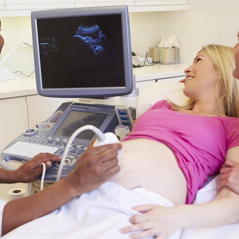 Schwangeres Paar bei der Ultraschalluntersuchung