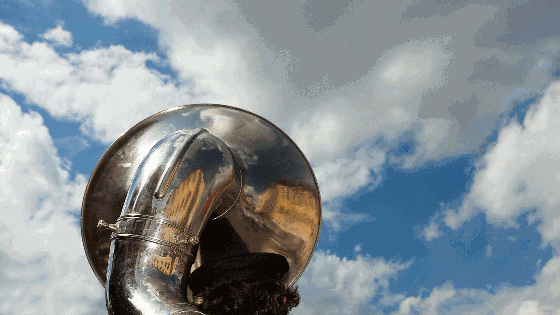 Ein Susaphon unter freiem Himmel Ein Susaphon unter freiem Himmel