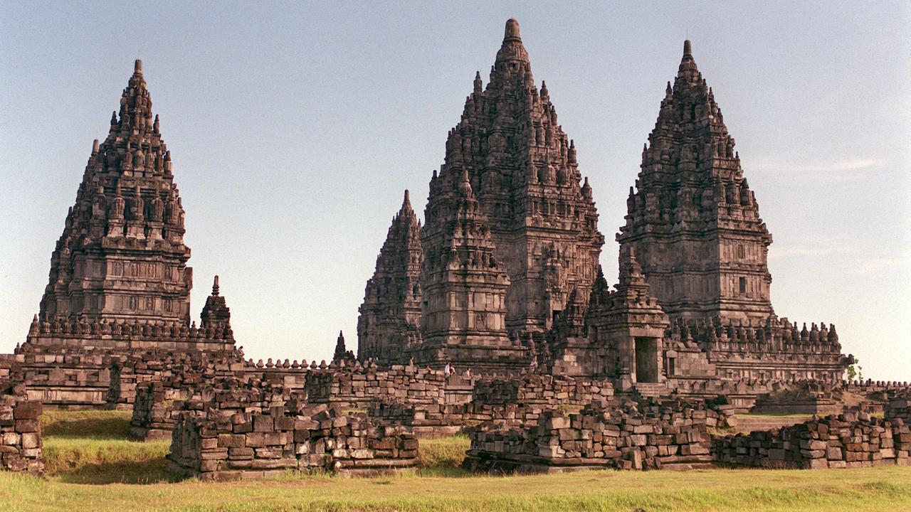 Der dem Hindu-Gott Shiva gewidmete Tempel in Prambanan auf der indonesischen Insel Java. (Aufnahme vom Mai 2000). Der Hindutempel wurde 1991 von der Unesco als Kulturdenkmal in die Welterbe-Liste aufgenommen. Der dem Hindu-Gott Shiva gewidmete Tempel in Prambanan auf der indonesischen Insel Java. (Aufnahme vom Mai 2000). Der Hindutempel wurde 1991 von der Unesco als Kulturdenkmal in die Welterbe-Liste aufgenommen.