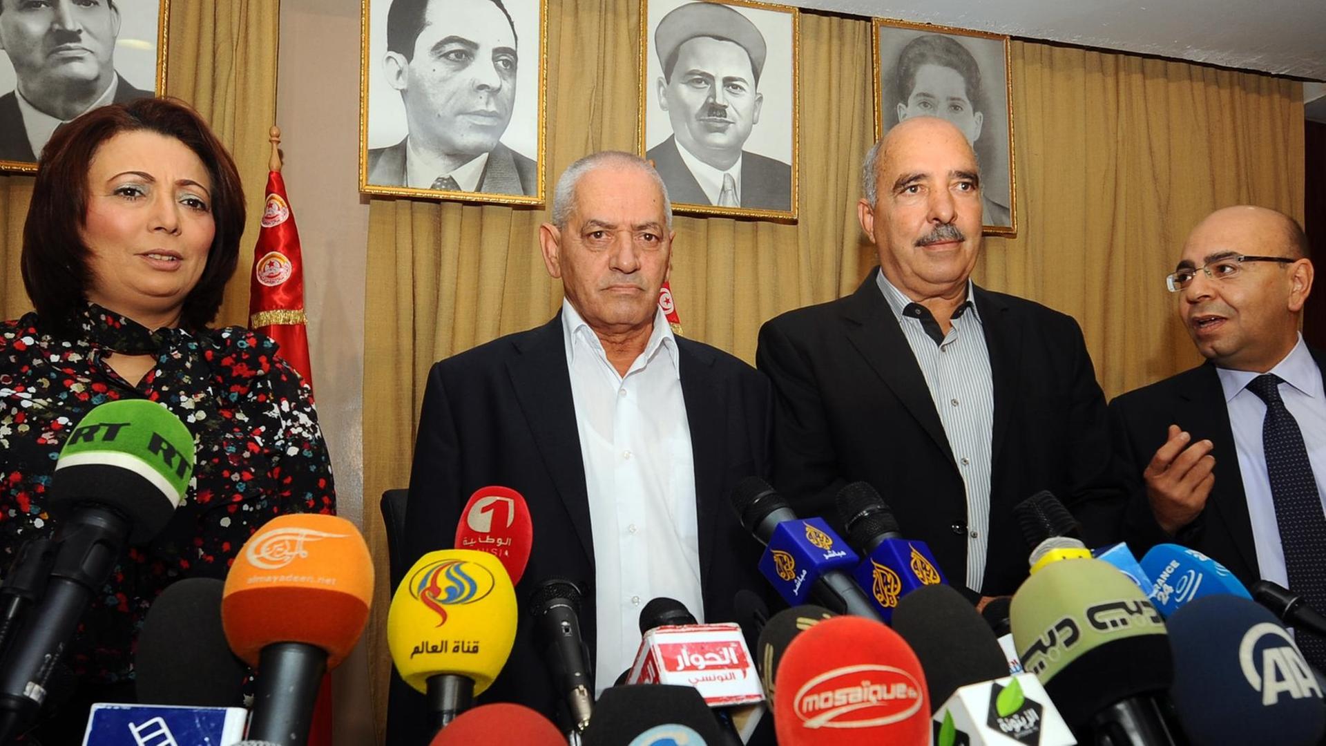 Vertreter des tunesischen Nationalen Dialog-Quartetts. Der Präsident der tunesischen Arbeitgeberverband (UTICA), wided Bouchamaoui, Generalsekretär der tunesischen Allgemeine Arbeiterbund (UGTT) Houcine Abbassi (l), Präsident der tunesischen Menschen Rechtsliga (LTDH), Abdessattar Ben Moussa und der Präsident der National Bar Association, Mohamed Fadhel Mahmoud auf einer Pressekonferenz in Tunis. Vertreter des tunesischen Nationalen Dialog-Quartetts. Der Präsident der tunesischen Arbeitgeberverband (UTICA), wided Bouchamaoui, Generalsekretär der tunesischen Allgemeine Arbeiterbund (UGTT) Houcine Abbassi (l), Präsident der tunesischen Menschen Rechtsliga (LTDH), Abdessattar Ben Moussa und der Präsident der National Bar Association, Mohamed Fadhel Mahmoud auf einer Pressekonferenz in Tunis.