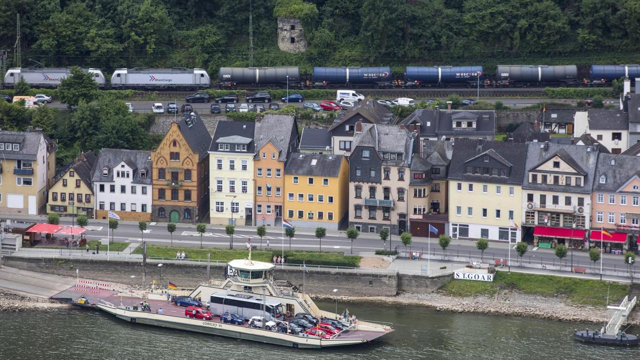 Ein Güterzug bei der Ortsdurchfahrt in St. Goar im Oberen Mittelrheintal Ein Güterzug bei der Ortsdurchfahrt in St. Goar im Oberen Mittelrheintal
