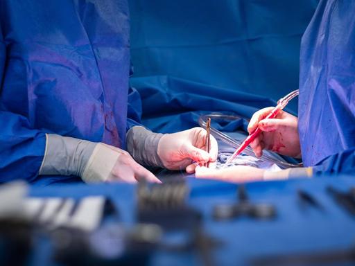 Zwei Ärzte führen eine Operation an einem Patienten in einem Krankenhaus durch