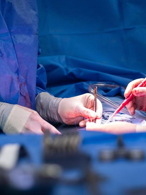 Zwei Ärzte führen eine Operation an einem Patienten in einem Krankenhaus durch