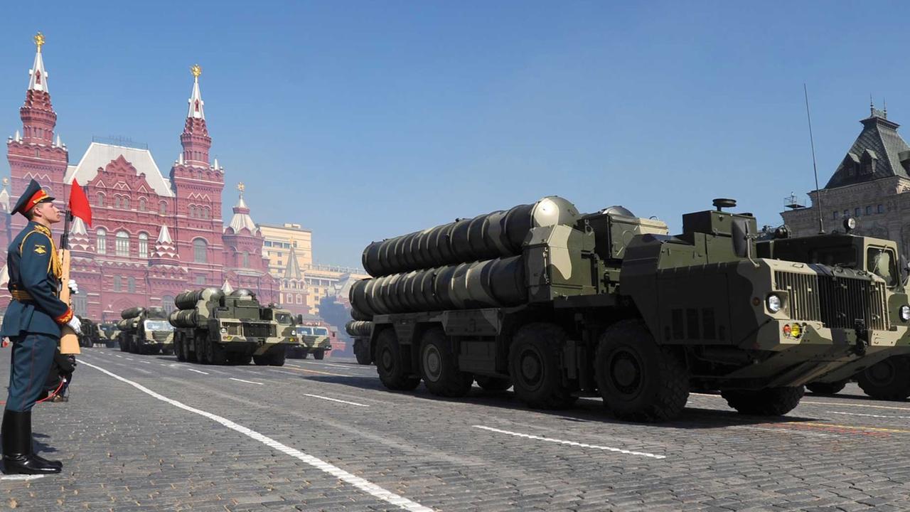 Bei der Parade anlässlich des Tag des Sieges wird das Raketenabwehrsystem S-300 am 9.5.2009 auf dem Roten Platz in Moskau präsentiert.