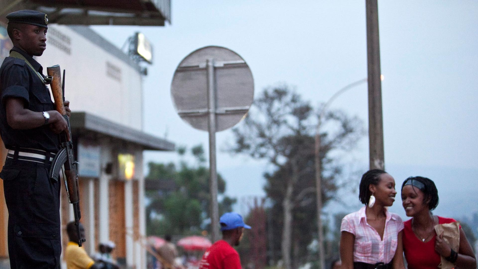 Zwei Frauen laufen eine Straße in Kigali entland, der Hauptstadt Ruandas. Zwei Frauen laufen eine Straße in Kigali entland, der Hauptstadt Ruandas.