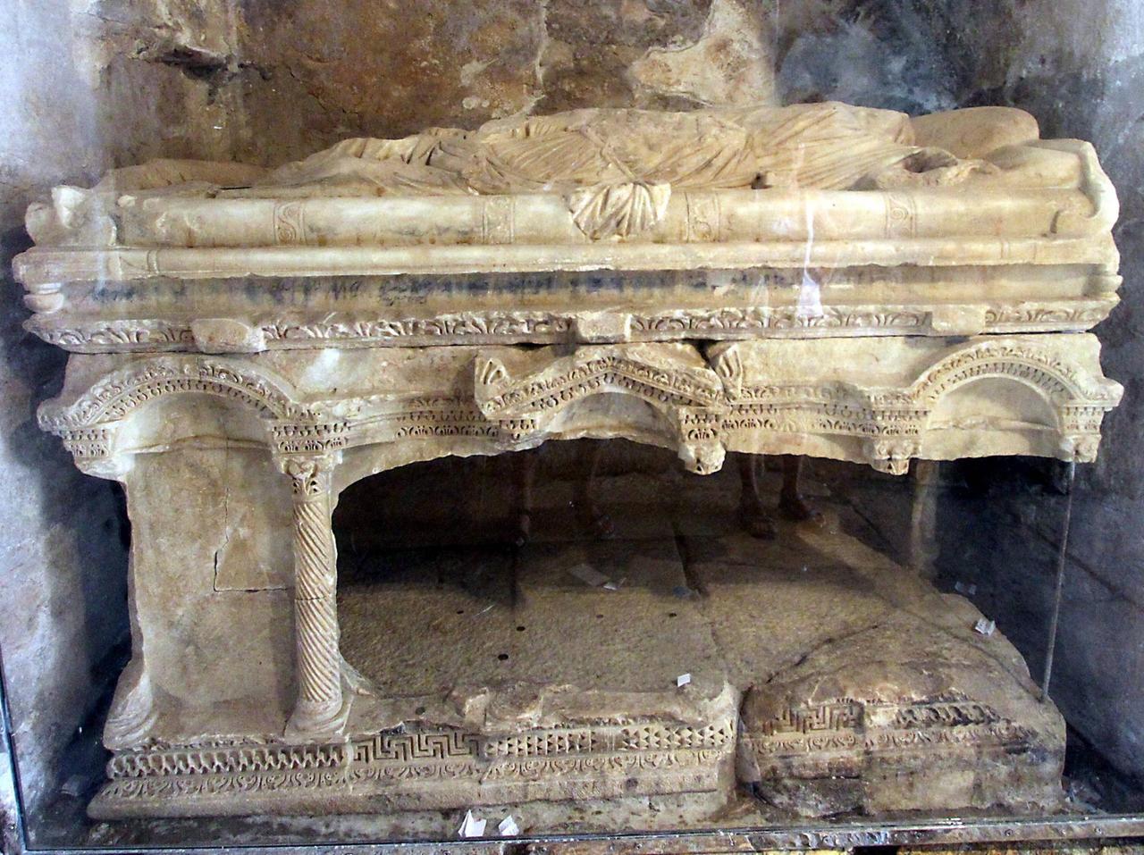 Rankensarkophag in Myra mit aufgebrochener Seitenwand in der heute noch erhaltenen St.-Nikolaus-Kirche in Demre
