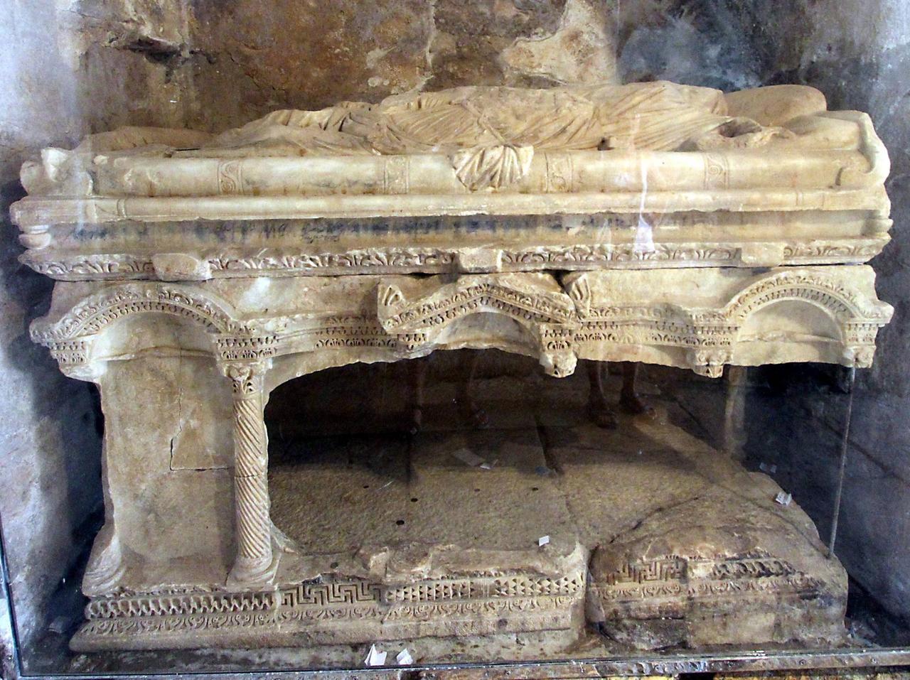 Rankensarkophag in Myra mit aufgebrochener Seitenwand in der heute noch erhaltenen St.-Nikolaus-Kirche in Demre Rankensarkophag in Myra mit aufgebrochener Seitenwand in der heute noch erhaltenen St.-Nikolaus-Kirche in Demre