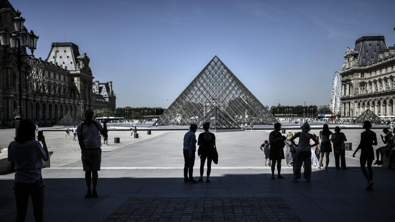 Touristen am Louvre in Paris. Touristen am Louvre in Paris.