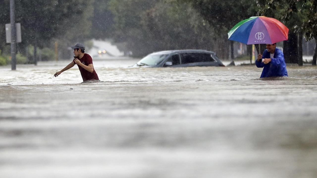 Zwei Menschen im Hochwasser, das Harvey hinterlassen hat, in Houston/Texas Zwei Menschen im Hochwasser, das Harvey hinterlassen hat, in Houston/Texas