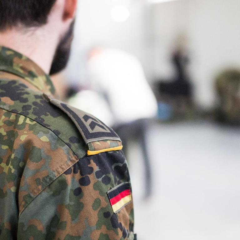 Ein Soldat beobachtet in Münster (Nordrhein-Westfalen) neue Rekruten bei der Überprüfung der Vollzähligkeit ihrer Kleidung