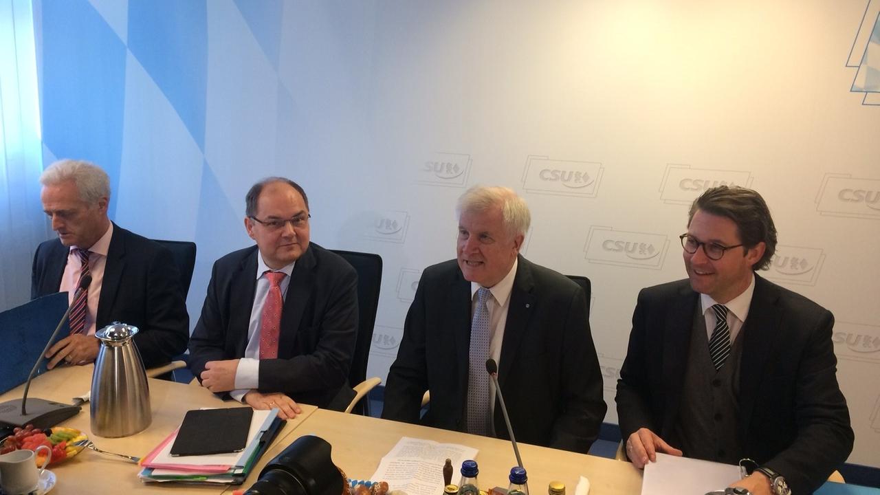Der bayerische Ministerpräsident Horst Seehofer ist am Tag nach der Einigung mit der CDU in der Flüchtlingspolitik auf einer Pressekonferenz sichtlich zufrieden. Der bayerische Ministerpräsident Horst Seehofer ist am Tag nach der Einigung mit der CDU in der Flüchtlingspolitik auf einer Pressekonferenz sichtlich zufrieden.