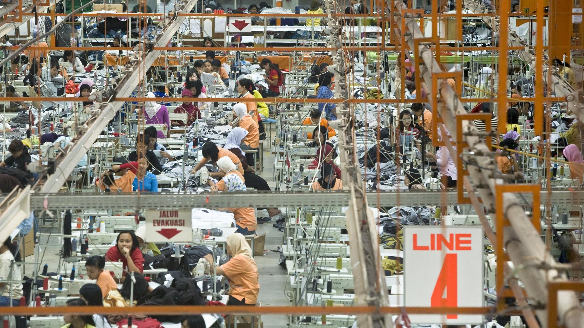 Blick in eine Textilfabrik in der Region um Sukabumi, die eine der großen Arbeitgeber in der Region ist und circa 1500 in der Hauptsache Arbeiterinnen beschäftigt. Aufnahme vom 11.09.2008 Blick in eine Textilfabrik in der Region um Sukabumi, die eine der großen Arbeitgeber in der Region ist und circa 1500 in der Hauptsache Arbeiterinnen beschäftigt. Aufnahme vom 11.09.2008