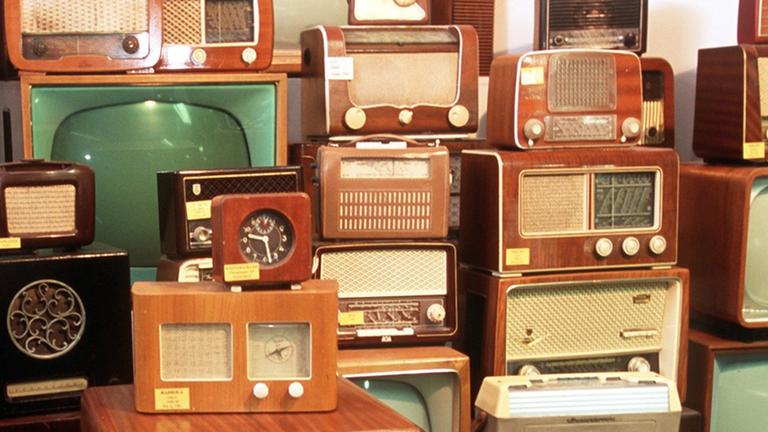 Eine Sammlung von Fernsehgeräten, Radios und Radioweckern aus den Anfängen der Unterhaltungsindustrie Eine Sammlung von Fernsehgeräten, Radios und Radioweckern aus den Anfängen der Unterhaltungsindustrie