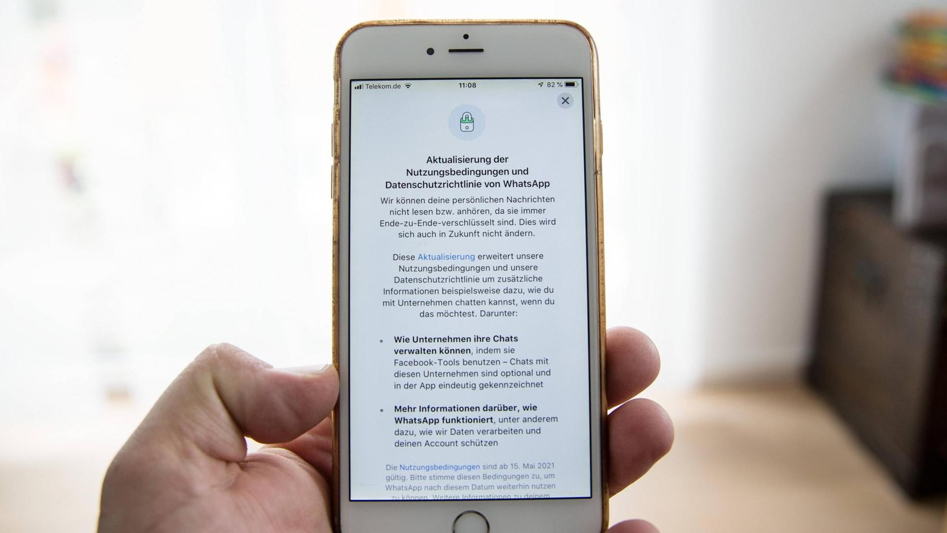 Eine Person hält eine Handy in der Hand, auf dem Display vom Handy sind die neuen Nutzungsbedingungen, AGBs, von dem Messenger WhatsApp zu sehen sind Eine Person hält eine Handy in der Hand, auf dem Display vom Handy sind die neuen Nutzungsbedingungen, AGBs, von dem Messenger WhatsApp zu sehen sind