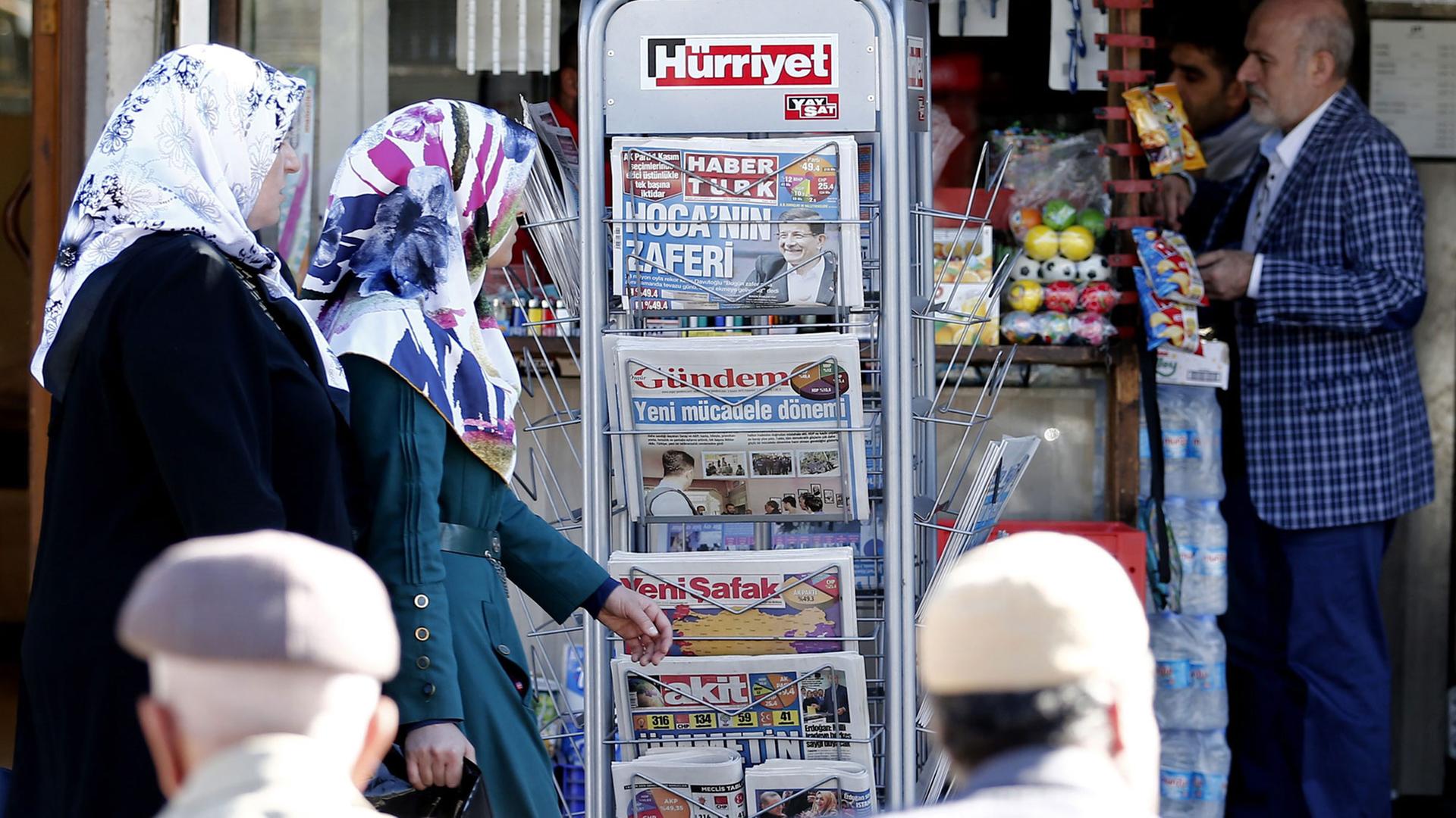 Kurden in der Stadt Diyarbakir an einem Zeitungsstand (November 2015)