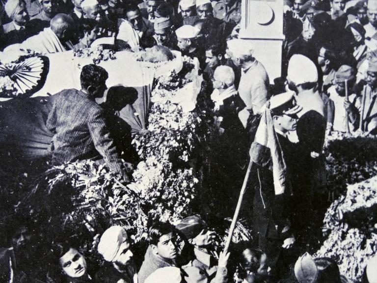 Aufnahme der Beisetzung Mahatma Gandhis nach seiner Ermordung am 30.01.1948