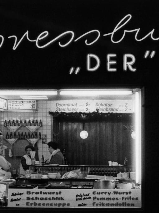 Nachtaufnahme vom Imbiss "Expressbuffet" auf der Großen Freiheit der 1960er-Jahre, Blick durch das Schaufenster auf den Verkaufsraum
