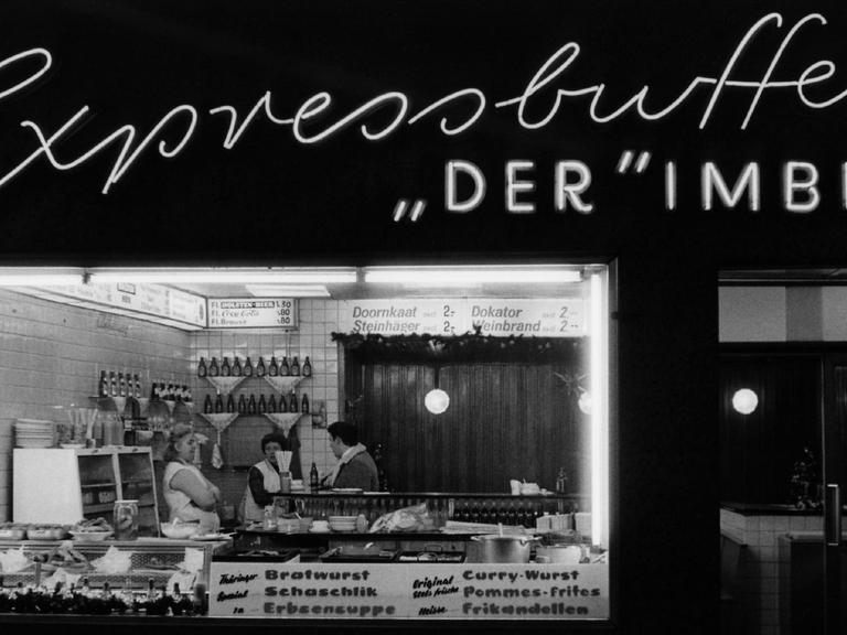 Nachtaufnahme vom Imbiss "Expressbuffet" auf der Großen Freiheit der 1960er-Jahre, Blick durch das Schaufenster auf den Verkaufsraum