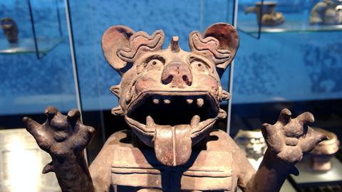 Ein Räuchergefäß in der Gestalt des zapotekischen Fledermausgottes aus Mittelamerika